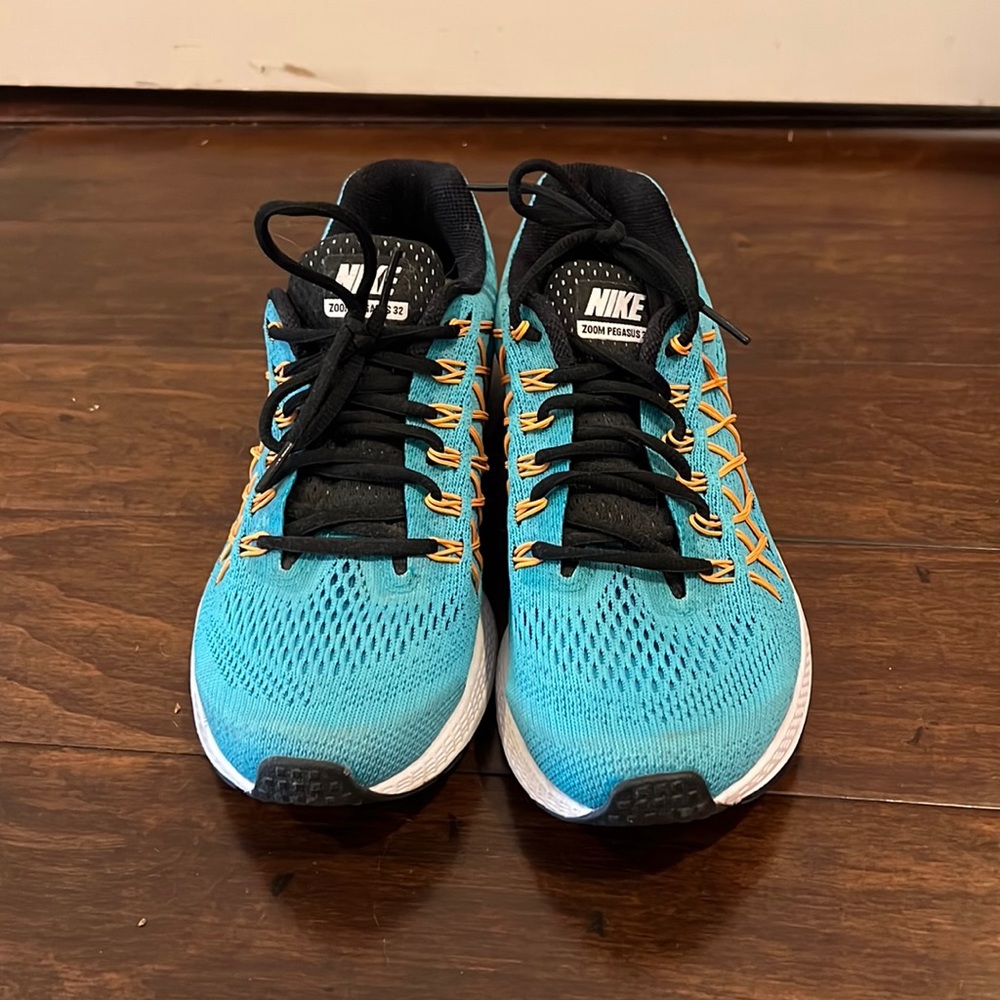 Nike womens pegasus running shoe, size 9, worn twice